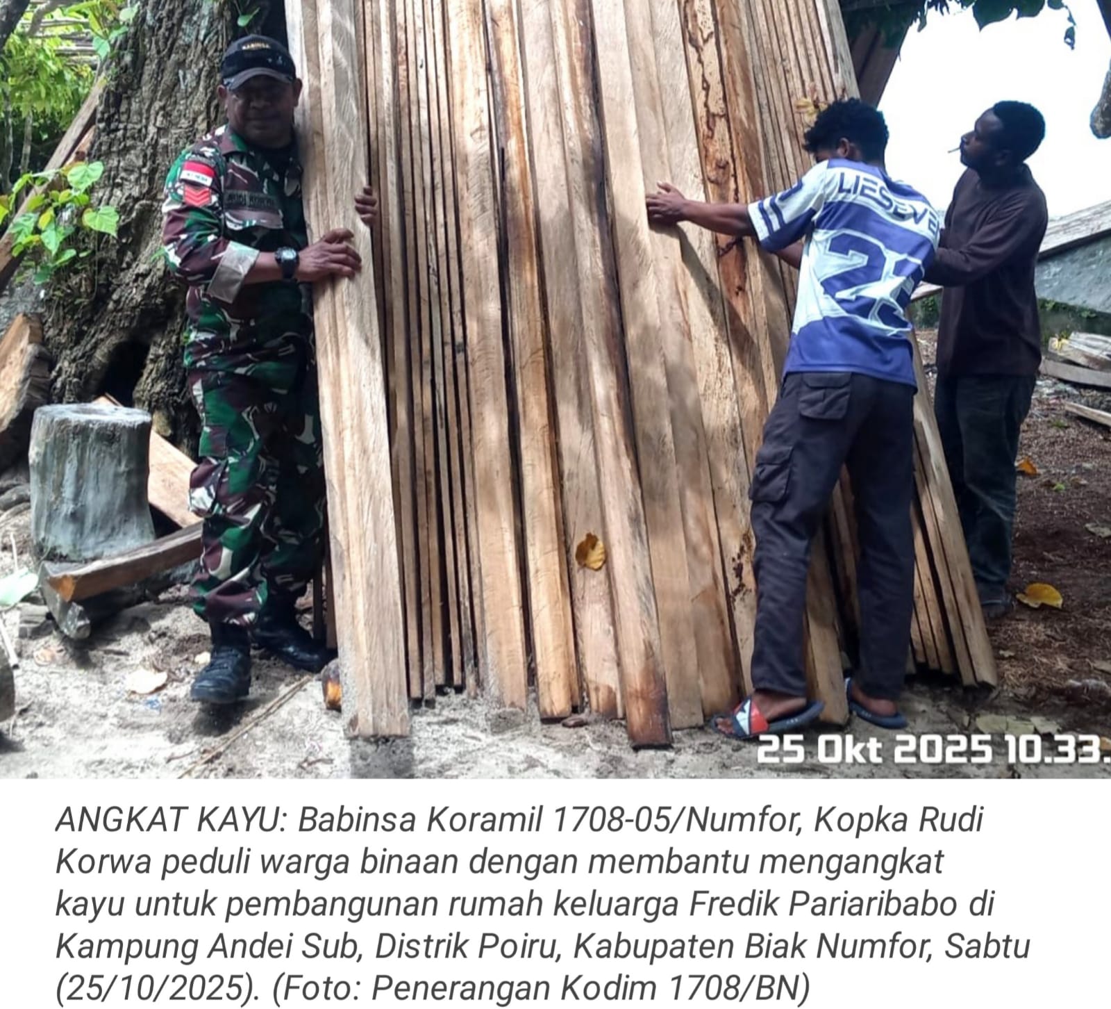 U etagini kotarib dumbasini korsatdi. U etagini kotarib dumbasini korsatdi.